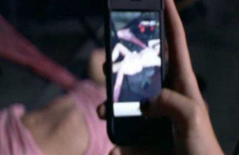 लड़की को नशीली दवा पिलाकर मां ने बेटे से रेप करने को कहा और बनाया वीडियो, सामने आया ये घिनौना सच