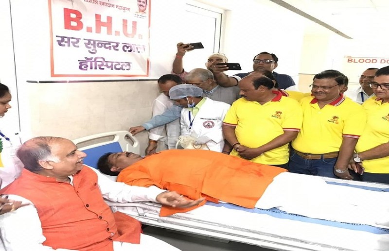 Minister Ravindra Jaiewal donate blood