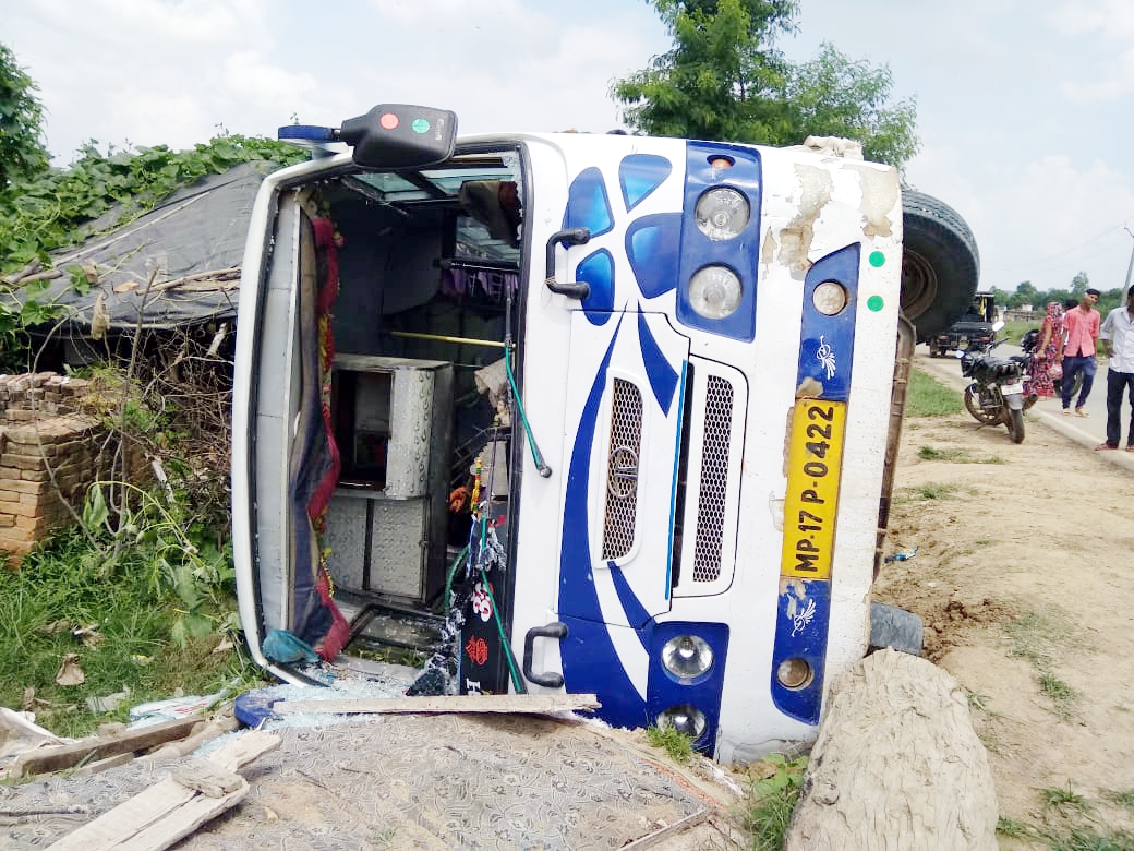 12 passengers injured in road accident