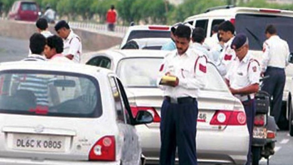 swati-singh-caar-break-the-traffic-rules-in-sitapur