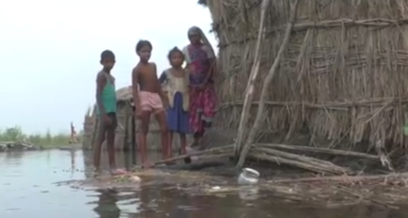 घाघरा का जलस्तर घटा लेकिन अभी भी पानी में डूबे दर्जनों गांव, बाढ़ प्रभावितों में फैल रहा संक्रामक रोग