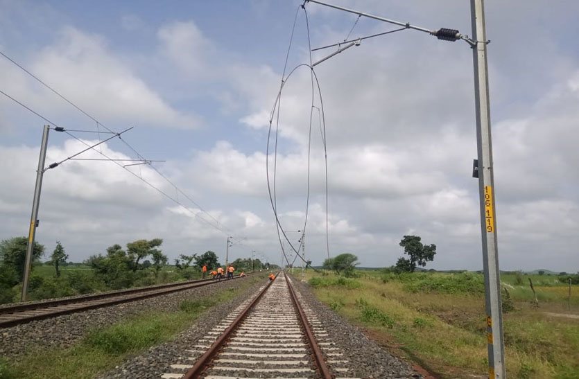 रेलवे ट्रेक के सात खंभों से 500 मीटर ओएचई केबिल काट ले गए चोर