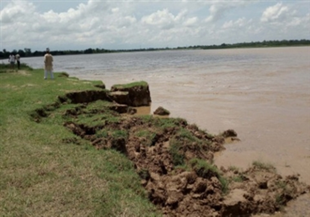 राप्ती नदी का कहर, कटान तेज होने से 15 घर नदी में समाहित