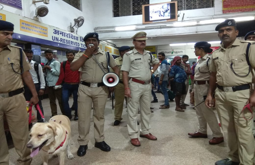 Chhattisgarh Security Campaign: स्टेशन में हाई अलर्ट, जरा सी लापरवाही पंहुचा सकती है आपको जेल