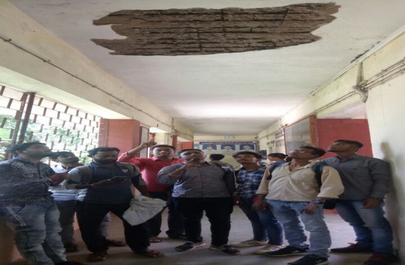 डर के साए में पढ़ाई : कक्षा में बैठकर पढ़ रहे थे विद्यार्थी धड़ाम से गिर पड़ा छत का प्लास्टर, कमरा कर दिया बंद