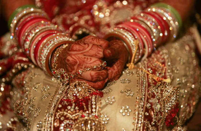 युवक ने अपनी पत्नी को दूसरे की बीवी बताया फिर विधावा होने का बनाया प्रमाण पत्र, फोटो से खुला बड़ा राज