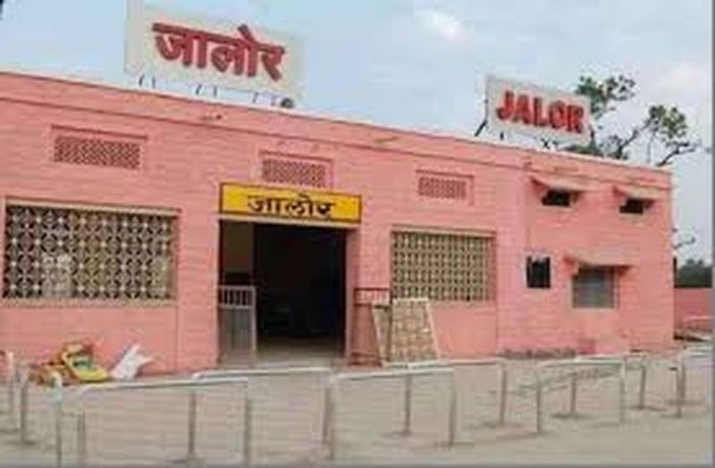 - समदड़ी-भीलड़ी रेल खंड से इस टे्रन का संचालन होना है, घोषित टाइम टेबल के अनुसार सप्ताह में पांच दिन चलनी है यह टे्रन, हालांकि अभी तक संचालन की तारीख रेलवे बोर्ड से नहीं हुई जारी