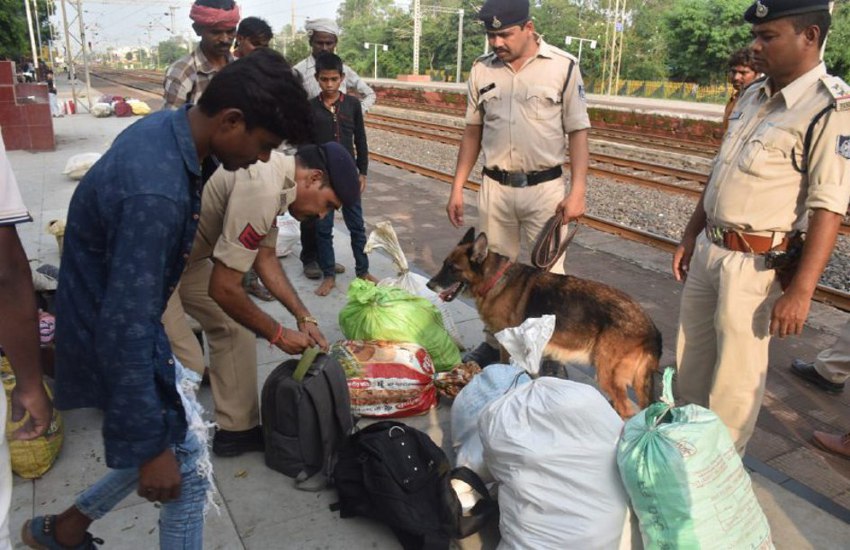 जिले के रेलवे स्टेशनों व प्रमुख मंदिरों पर बढ़ाई चौकसी,  डॉग स्क्वॉड से कर रहे जांच, संदिग्धों से पूछताछ