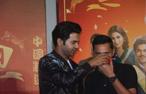 'मेड इन चाइना' ट्रेलर लांच पर राजकुमार ने बनाया सूप, मौनी ने किया सर्व, देखें तस्वींरे