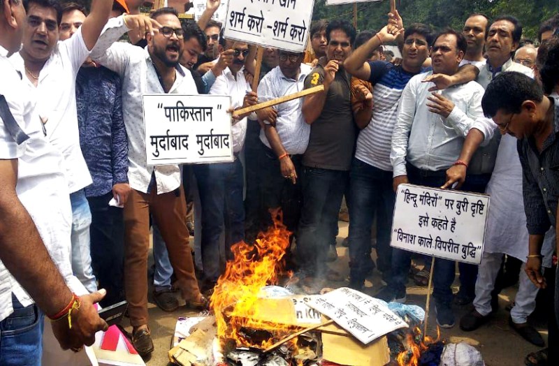 सिंधी पंचायत ने पाकिस्तान का पुतला जलाया