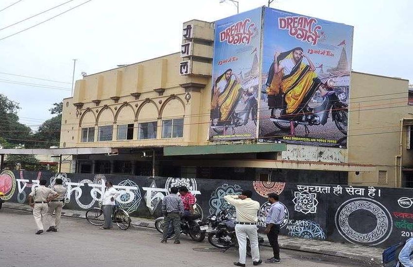 होलकरकालीन सिनेमाघर रीगल पर अब हमेशा के लिए ताला, 85 साल पुराना है इंदौर का यह टॉकीज
