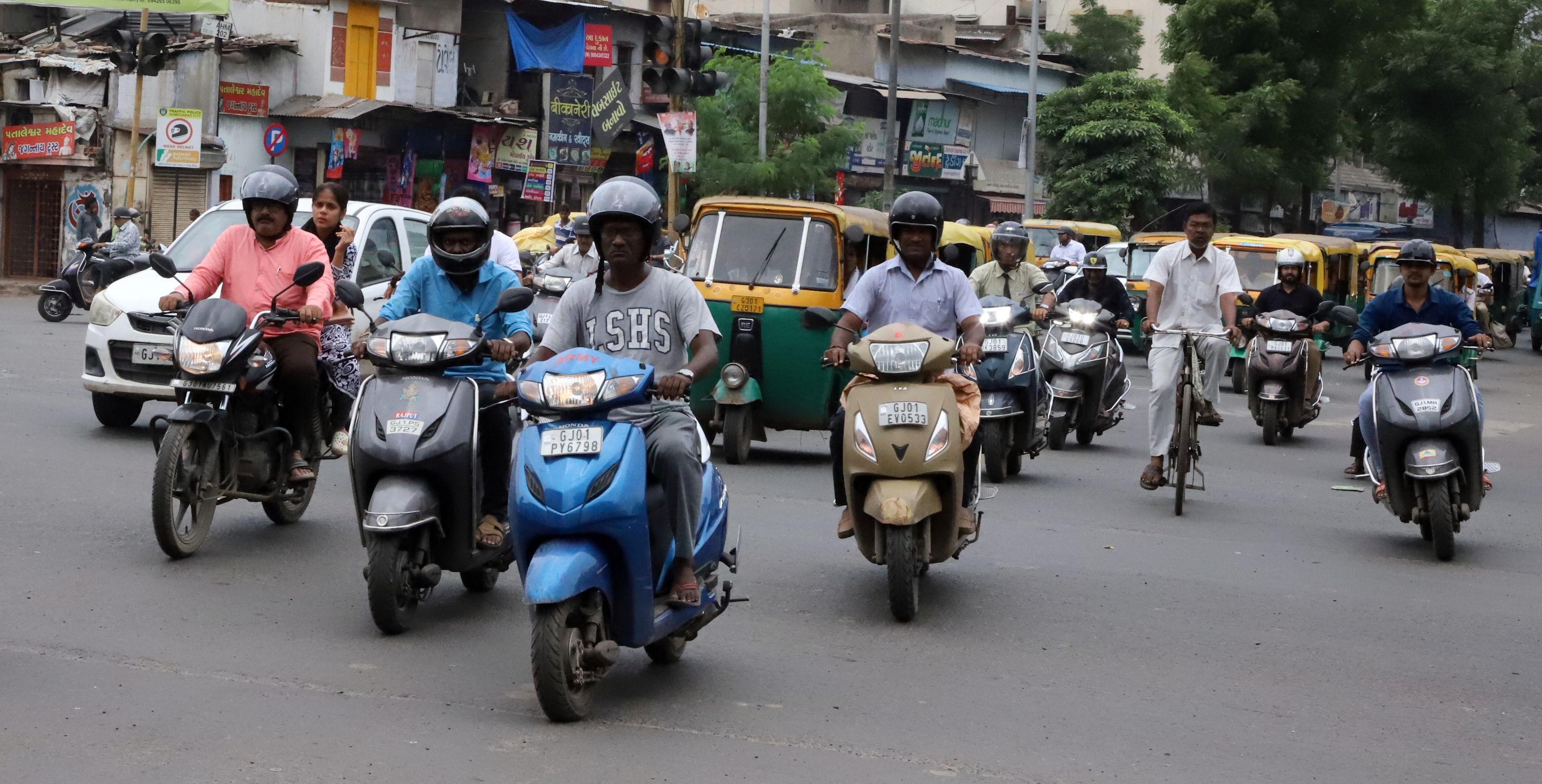 Gujarat news: गुजरात सरकार नेे वाहन चालकों को दी एक महीने तक ऐसी छूट