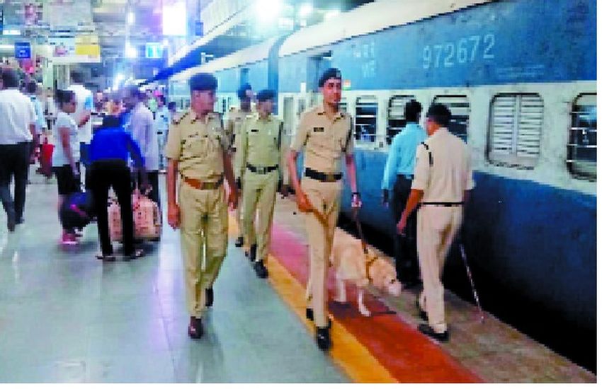 आतंकी संगठन ने 11 रेलवे स्टेशन और मंदिरों को बम से उड़ाने की दी धमकी, इंदौर स्टेशन पर चेकिंग