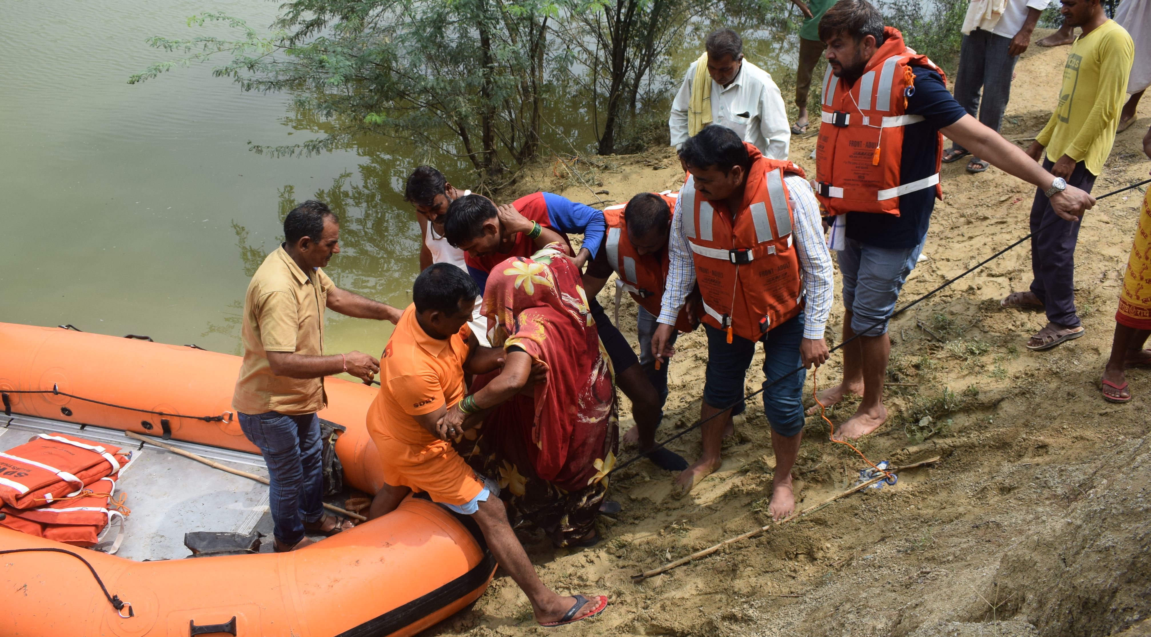 Chambal boom, flood in district, rescue and relief work going on . dholpur news dholpur