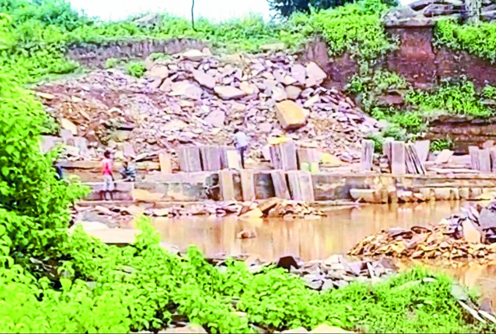 Satna parasmaniya pathar: Slab stone illegal mining in satna