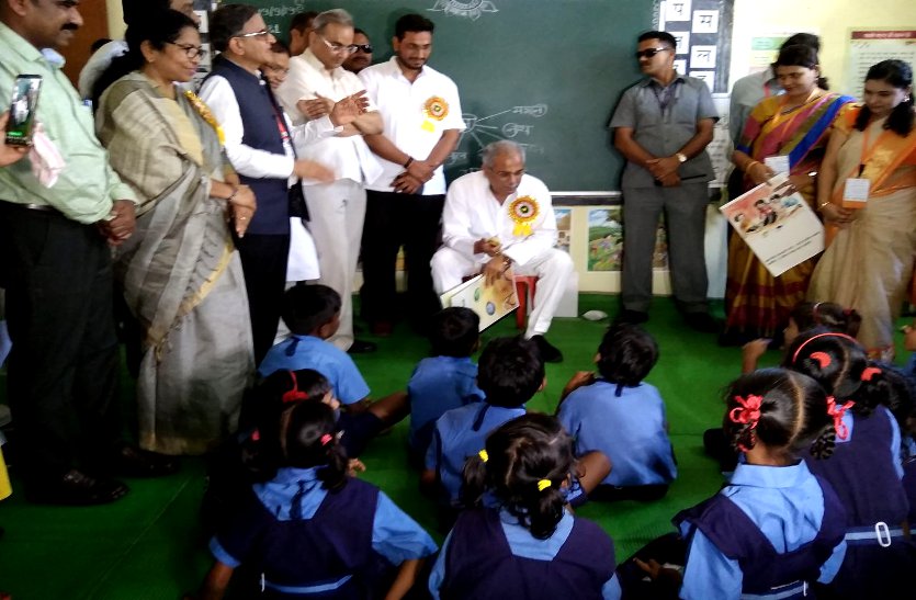 CM भूपेश बने सरकारी स्कूल के बच्चों के टीचर, लट्टू चलाकर सुनाई भंवरे की कहानी, क्लास में पढ़ाया भाषा का पाठ, Video