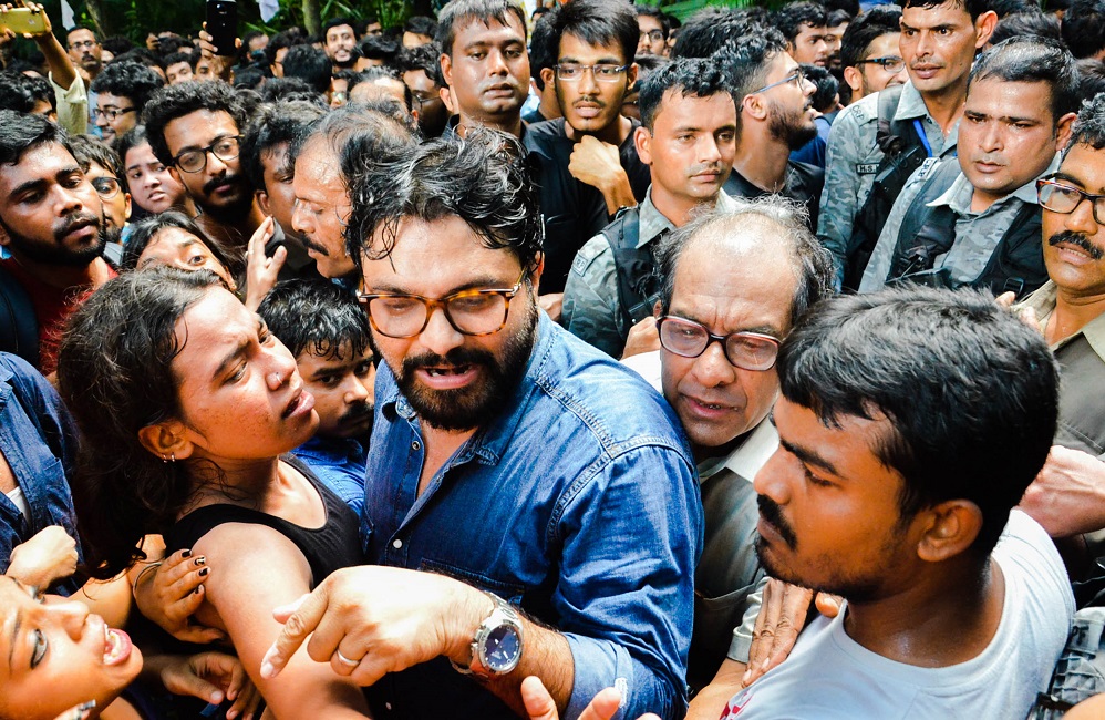 प. बंगाल: जब राज्यपाल ने भीड़ से मंत्री को बचाया