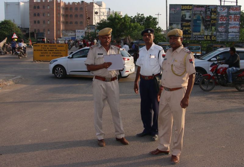 होमगार्ड ने कार के बोनट पर लटककर जान बचाई, थाने में दर्ज ही नहीं किया मामला