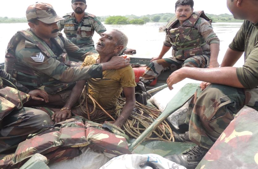 Army rescues villagers drowning in floods . dholpur news dholpur