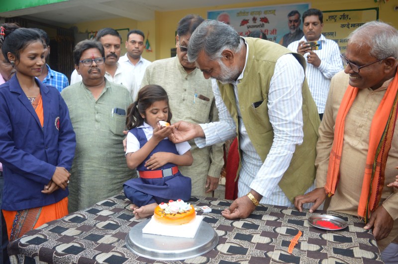 मूक वधिर विद्यालय व वृद्ध आश्रम में काटा केक