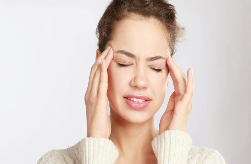 Headaches: सिरदर्द हो तो शरीर में पानी की कमी न होने दें