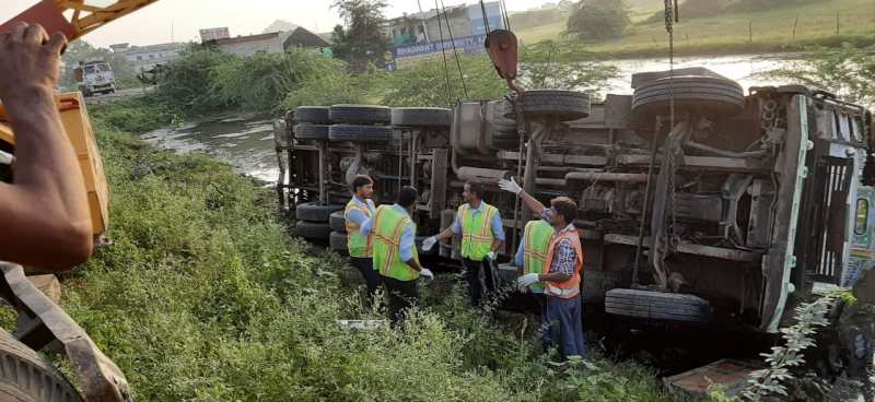 नींद की झपकी बनी जान की दुश्मन ,ट्रक खाई में गिरने से एक की मौत