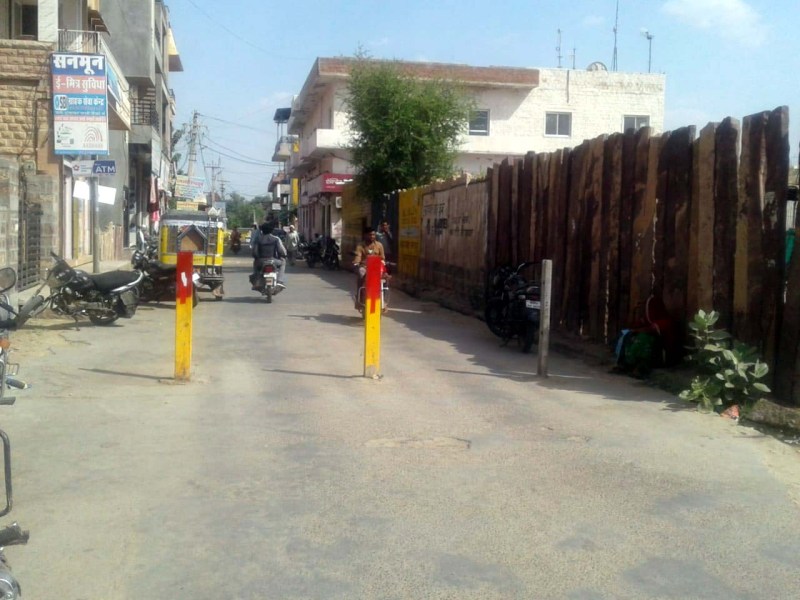 फलोदी के नई सड़क पर लगाये गए अवरोधक