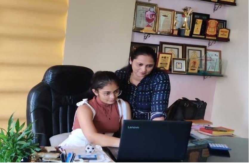 बेटियांं बनीं बॉस, पापा-मम्मी की गाइडेंस में संभाला ऑफिस, आया कॉन्फिडेंस