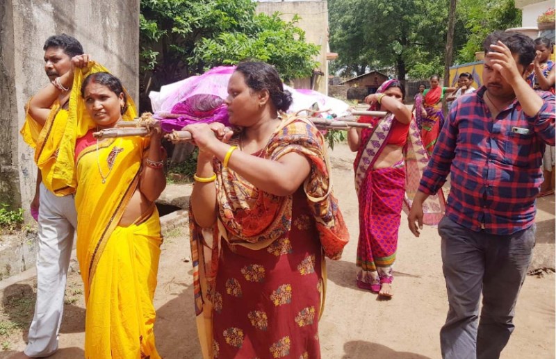 अपनों के द्वारा ठुकरा दी गयी दादी मां की मौत हुई तो महिलाओं ने दिया कन्धा, किया अंतिम संस्कार