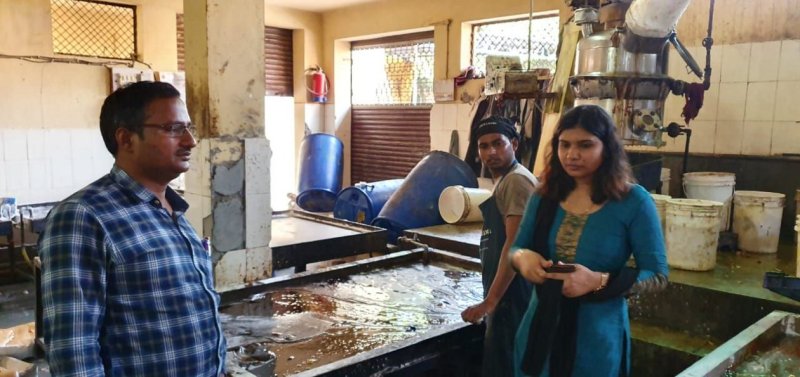 गंदगी में बन रही थीं चमकदार रैपर में बिकने वाली टॉफियां