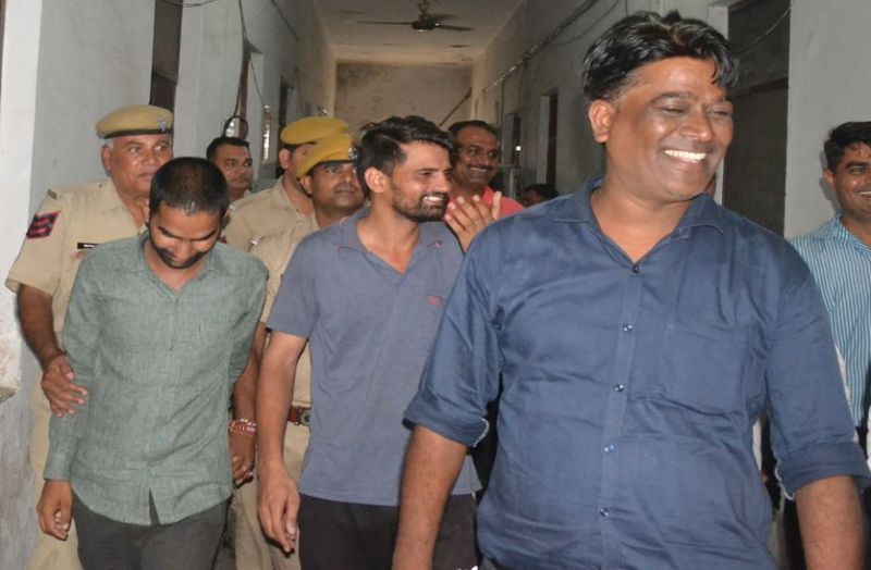 ACB Action- जेलर समेत तीन को किया गिरफ्तार