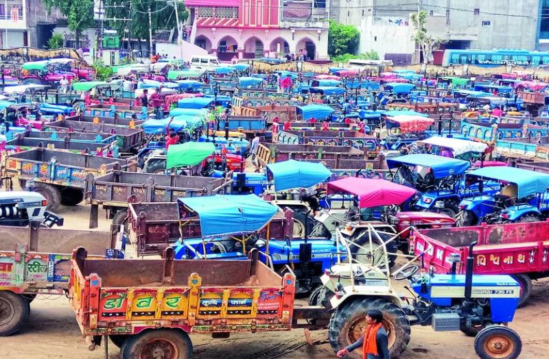 प्रदेश सरकार की नई रेत नीति के विरोध में निकली एक किमी लंबी ट्रैक्टर रैली