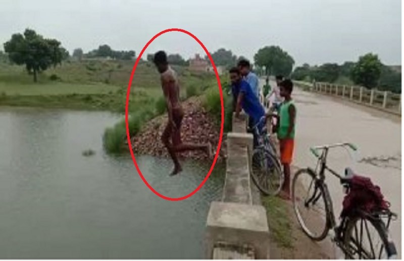 Young man stunt from 50 meter height in deep water