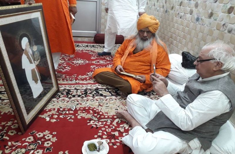 ख्वाजा साहब की तस्वीर देख कर खुद को नहीं रोक पाए केरल के राज्यपाल आरिफ मोहम्मद, मोबाइल में की कैद