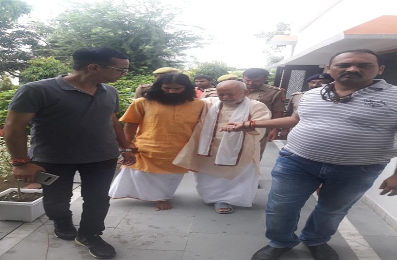रेप के आरोप में स्वामी चिन्मयानंद को 14 दिन की न्यायिक हिरासत में जेल भेजा गया, रंगदारी मामले में भी तीन गिरफ्तार