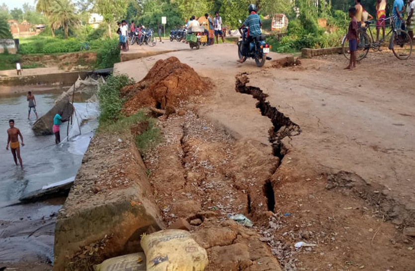 टाटी नाला पुल धंसा, एप्रोच रोड में दरार, ब्लॉक मुख्यालय से 50 गांवों का संपर्क टूटा