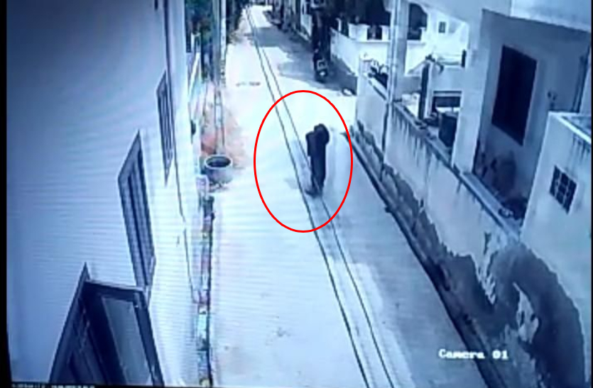 CCTV में कैद... बुर्का पहनकर दिनदहाड़े घर में घुसे चोरों ने महिला की आवाज निकाली, मूंछों ने खोला राज