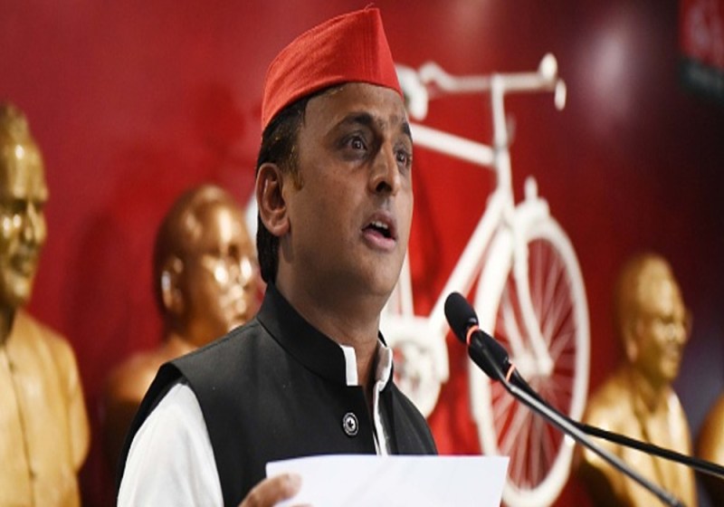 अखिलेश की फोटो दिखाकर बस अड्डे का किया उद्घाटन, दो दर्जन से अधिक सपा नेताओं के खिलाफ मुकदमा दर्ज