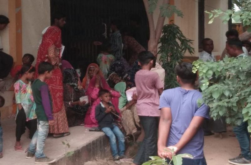 अधिकारी पट्टे देने से मुकरे तो ग्रामीणों ने किया यह बर्ताव