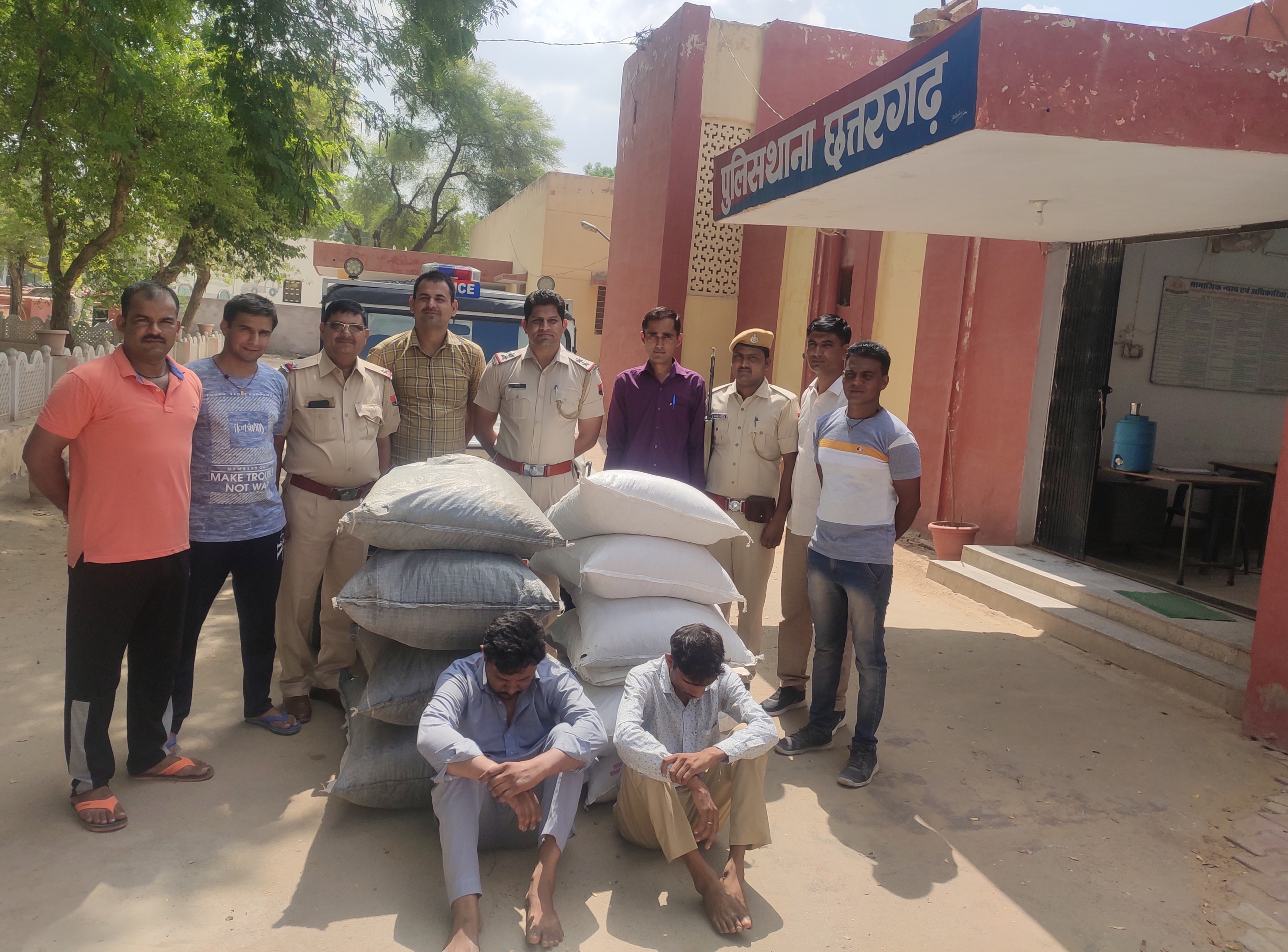 bikaner- Two arrested with 1.30 quintal doda post, two cars seized