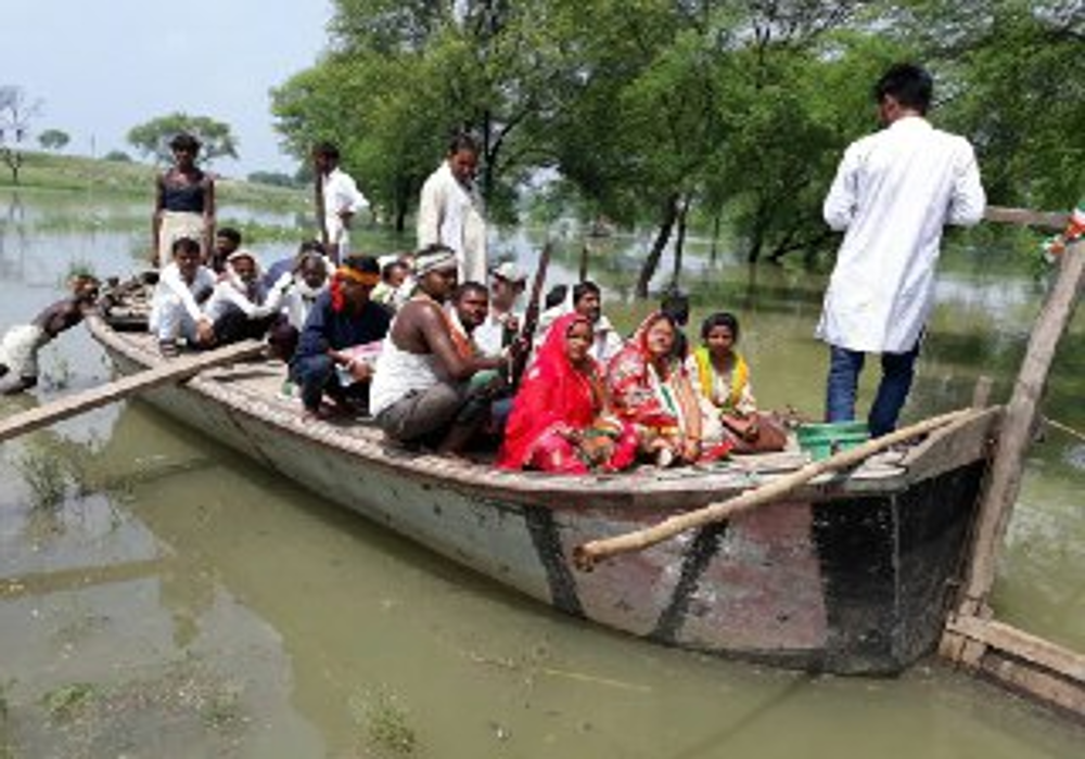 ग्रामीणों के घरौंदों पर बाढ़ का कहर, कच्चे घर धराशाही