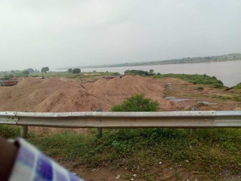 सरवई और गोयरा थाना क्षेत्र के दो दर्जन से अधिक स्थानों में किया जा रहा रेत का अवैध उत्खनन और डंप