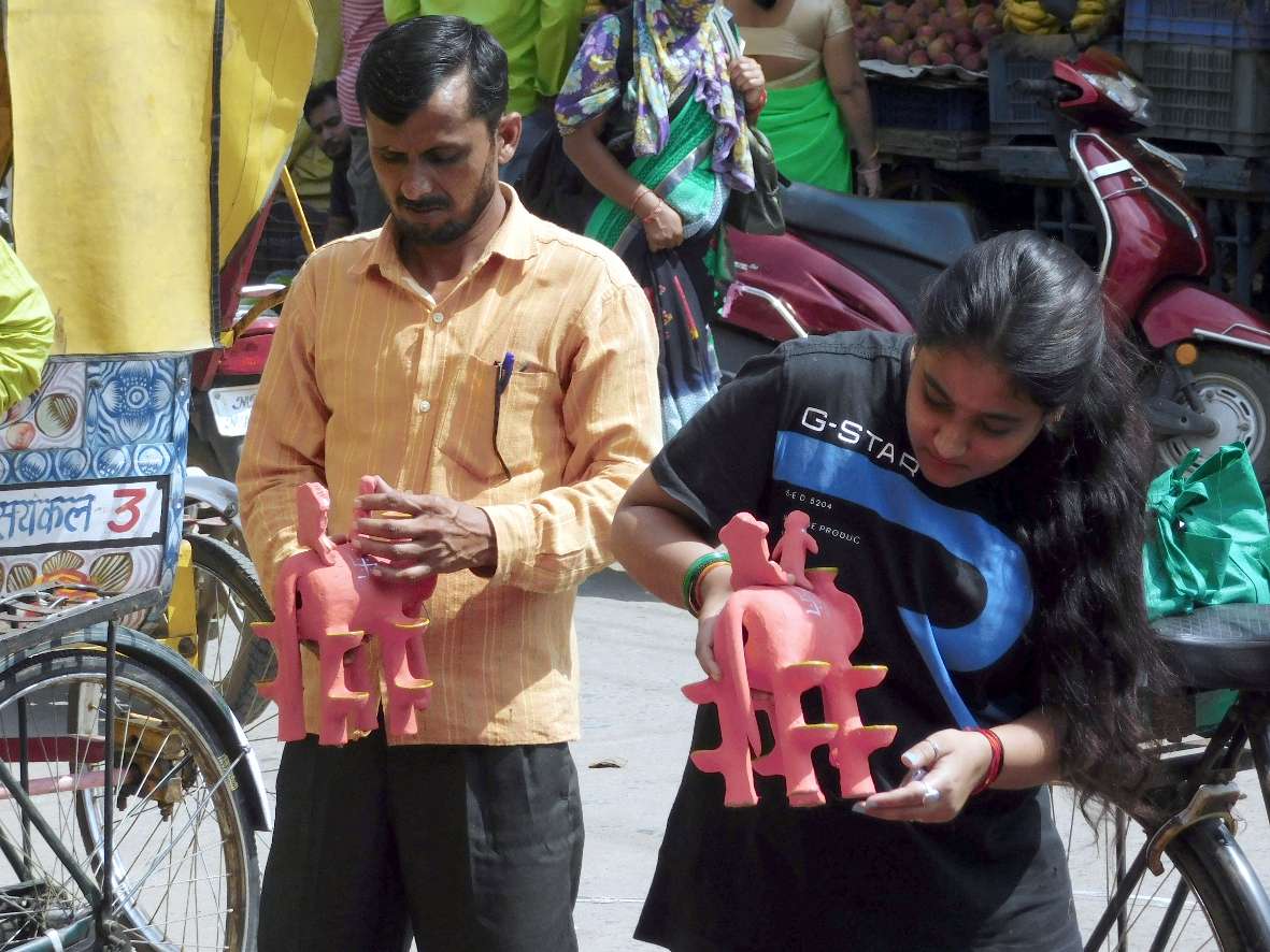 महालक्ष्मी पूजा के लिए बाजारों में हाथी की खरीदारी करती महिलाएं