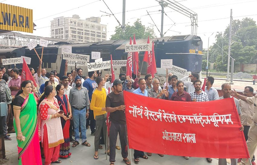  Railway employees showed their protest to Holiday