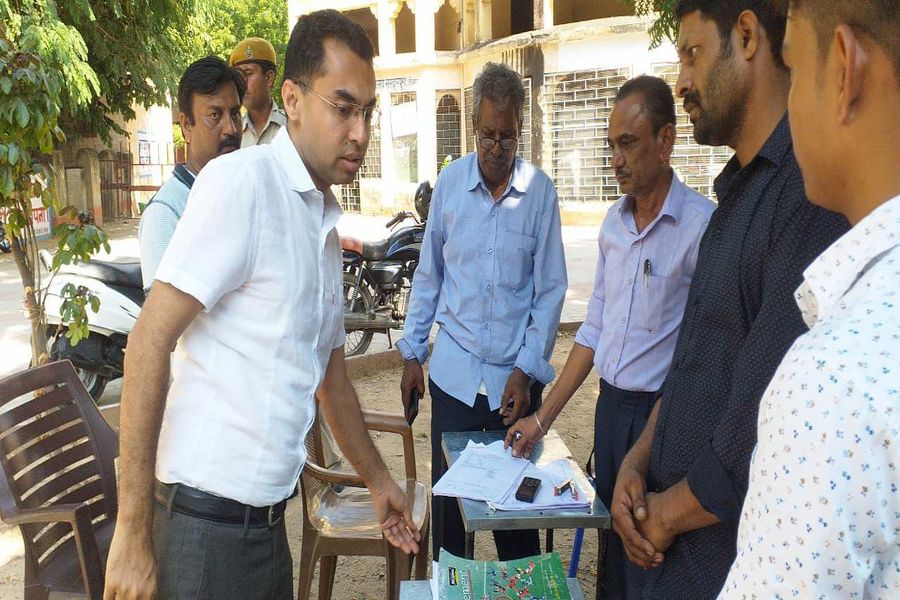 जिला कलक्टर ने शिविर में अनुपस्थित मिले 10 बीएलओ को दिए नोटिस