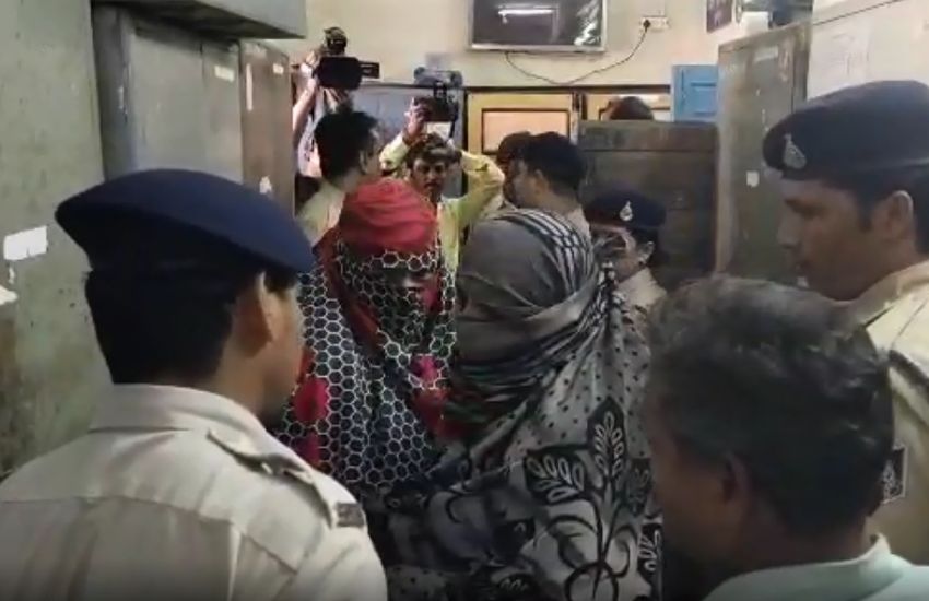 वीडियो - हनीट्रैप- जज के सामने फूट-फूटकर रोई आरती, बोली पुलिस ने किया प्रताडि़त, रिमांड मत दीजिए, 27 तक मिल गया रिमांड