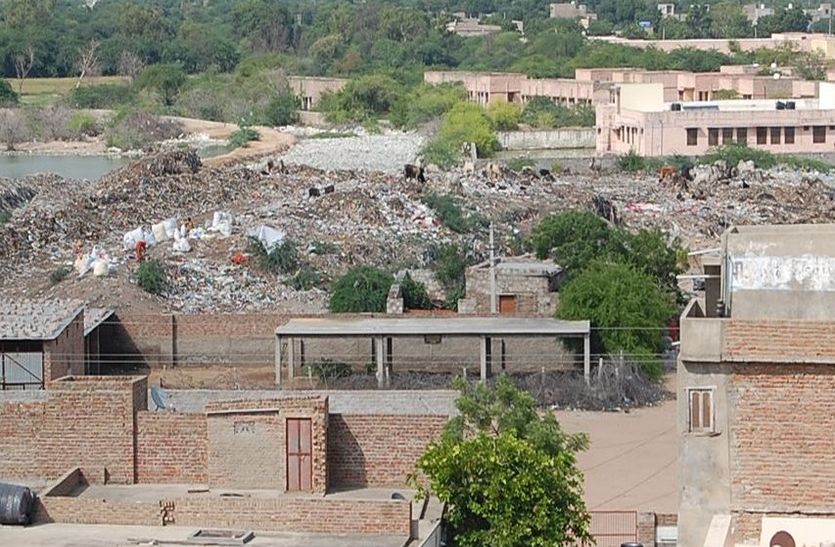 dumping garbage of entire city in Hanuman Nagar Jalore
