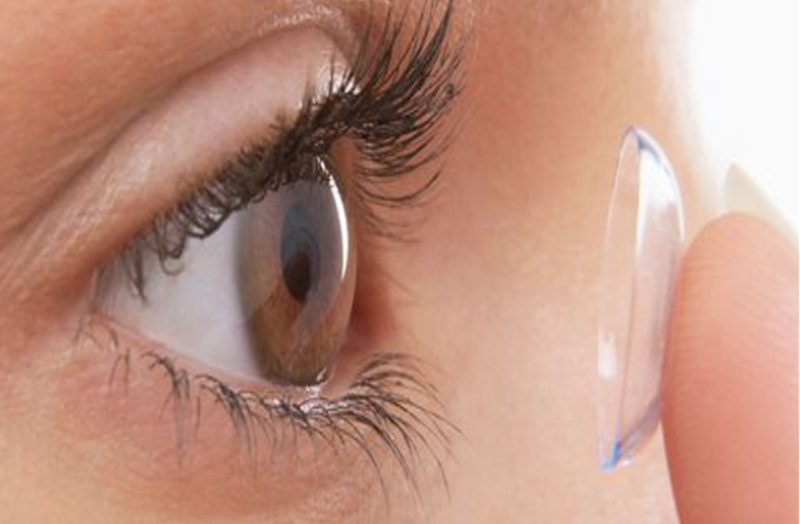 जानिए चश्मा हटाने और लैंस लगाने से जुड़ी ये खास बातें