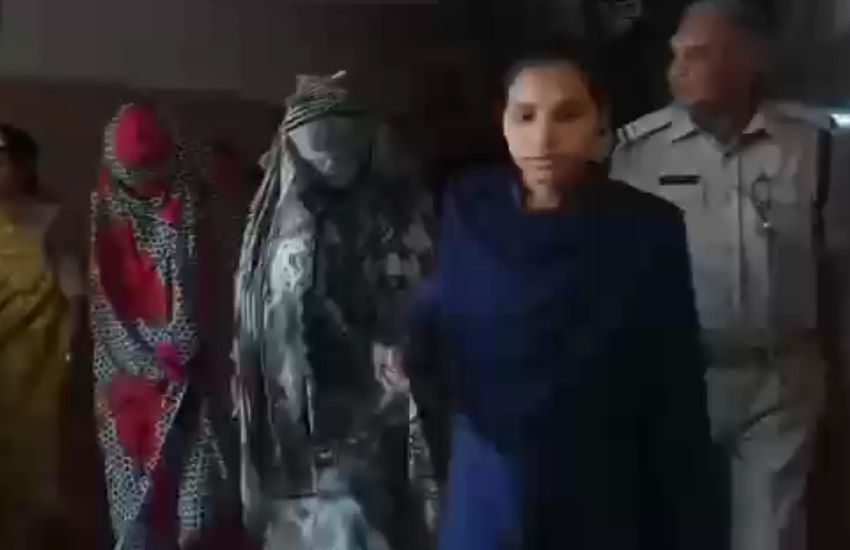 VIDEO : HONEYTRAP : आरती-मोनिका उर्फ सीमा को मेडिकल के लिए ले गए एमवाय अस्पताल, यहां से कोर्ट में करेंगे पेश