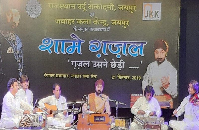 यूं तो क्या क्या नज़र नहीं आता...कोई तुमसा नज़र नहीं आता...